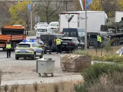 Шок на Ботевградско шосе: Ягуар се сблъска с военен камион!