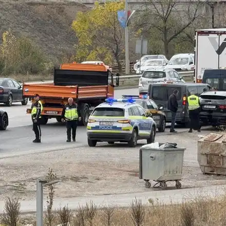 Шок на Ботевградско шосе: Ягуар се сблъска с военен камион!