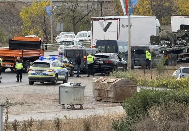 Шок на Ботевградско шосе: Ягуар се сблъска с военен камион!