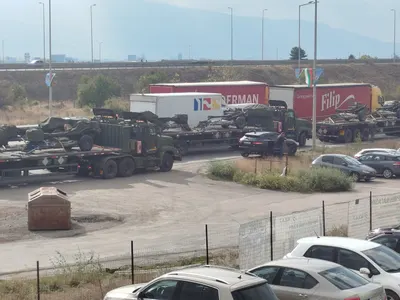 Шок на Ботевградско шосе: Ягуар се сблъска с военен камион!