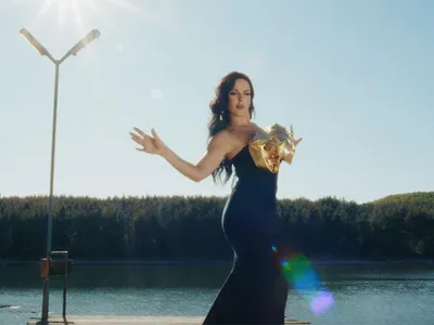 Симона Загорова блести в черна рокля и шокира с нова песен!