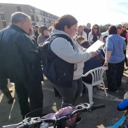 Собственици на имоти в Елените предупредиха за риск от епидемия (снимки)