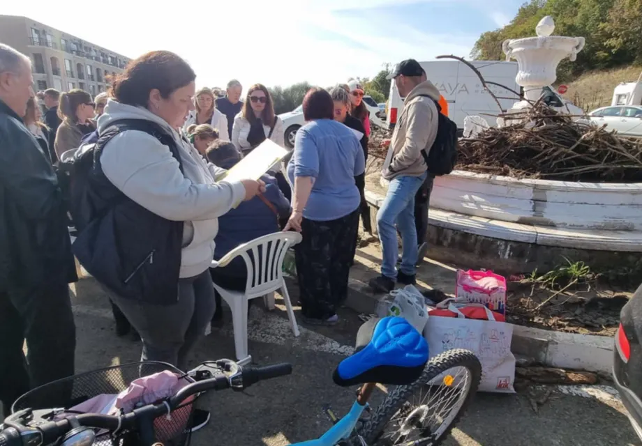 Собственици на имоти в Елените предупредиха за риск от епидемия (снимки)