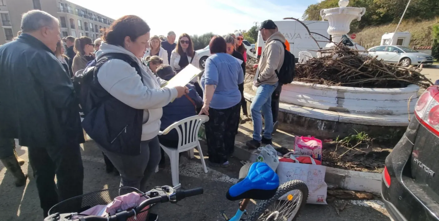 Собственици на имоти в Елените предупредиха за риск от епидемия (снимки)