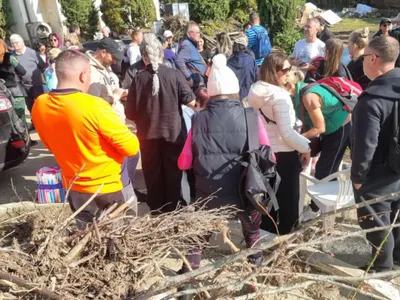 Собственици на имоти в Елените предупредиха за риск от епидемия (снимки)