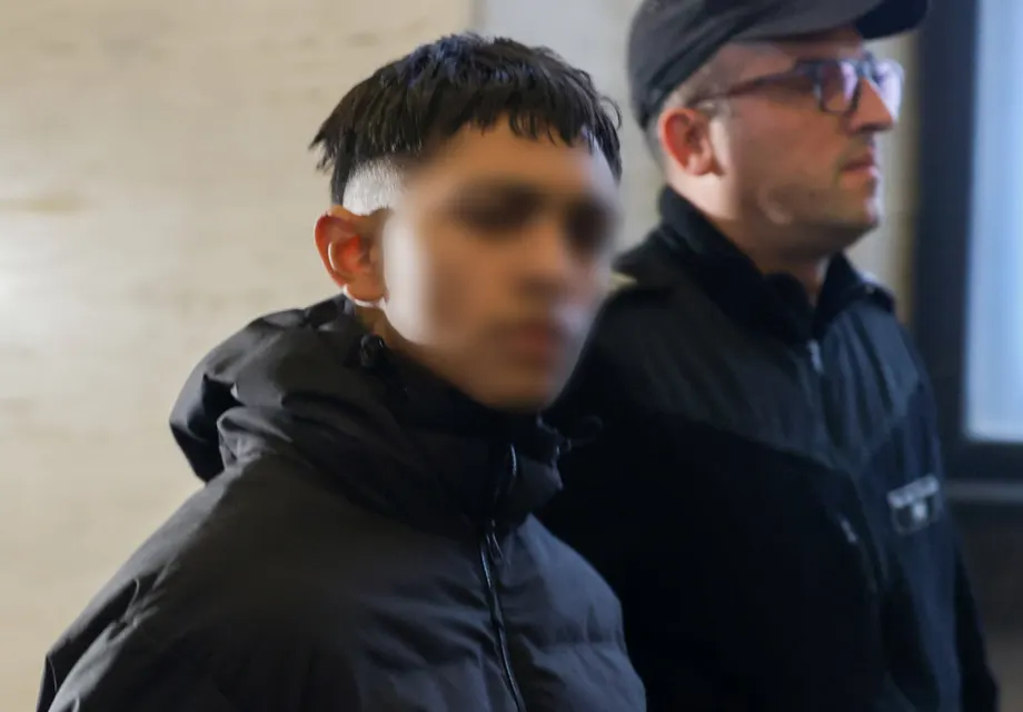 Съдът остави в ареста 15-годишния Георги, обвинен за убийството на свой връстник в мол