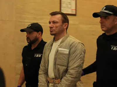 Шокиращ скандал: Задържани звезди в килия за наркотици и заплахи!