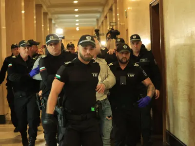 Шокиращ скандал: Задържани звезди в килия за наркотици и заплахи!