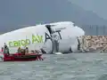 Товарен самолет излезе от пистата в Хонконг и се разцепи на две в морето, има жертви (снимки)