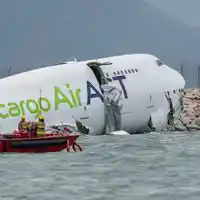 Товарен самолет излезе от пистата в Хонконг и се разцепи на две в морето, има жертви (снимки)