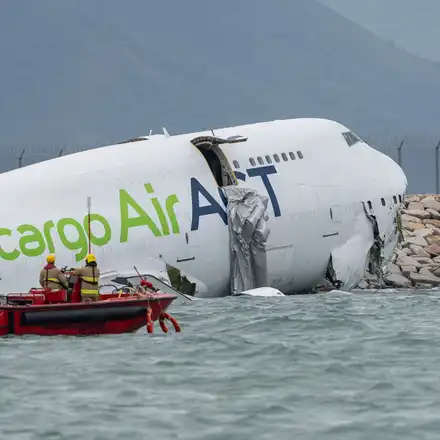 Товарен самолет излезе от пистата в Хонконг и се разцепи на две в морето, има жертви (снимки)