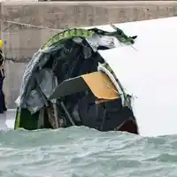 Товарен самолет излезе от пистата в Хонконг и се разцепи на две в морето, има жертви (снимки)