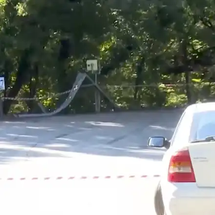 Вижте мига, в който състезателната кола се врязва в хората на рали край Варна (видео)