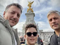 Скандал в Лондон: Братята Карамазов шокират с тайна среща!