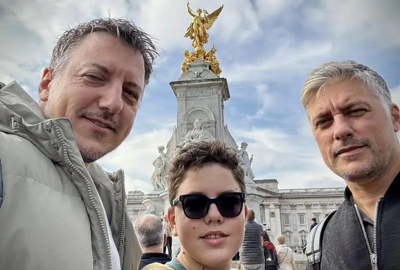 Скандал в Лондон: Братята Карамазов шокират с тайна среща!