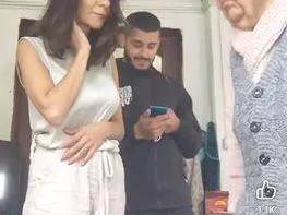 Царицата на сръбските кавъри се сгоди за млад красавец!