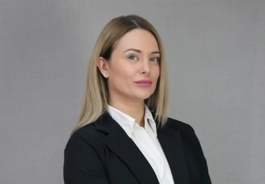 Голи снимки на хубава депутатка на Слави са причината да се предлага затвор за журналисти