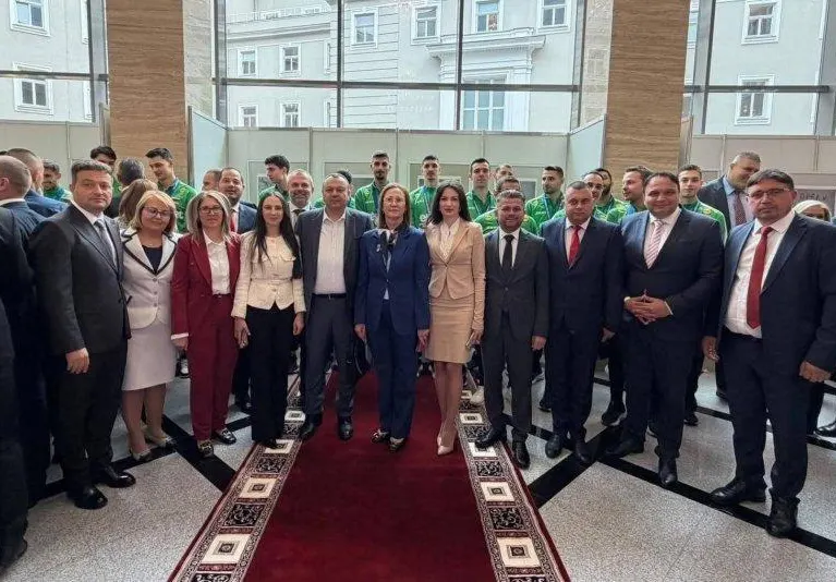 Шок! Политиците се възползват от успеха на волейболистите!