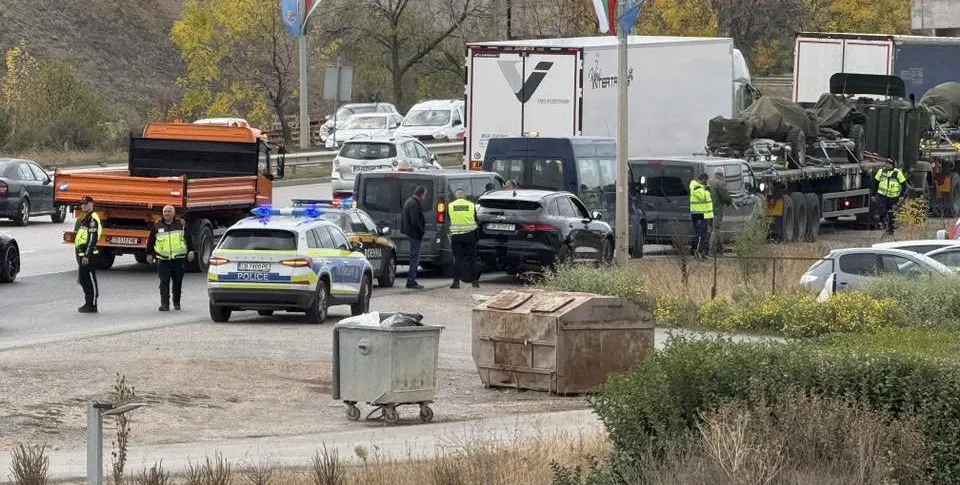 Шок на Ботевградско шосе: Ягуар се сблъска с военен камион!