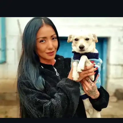 Ани Хоанг спаси кученце