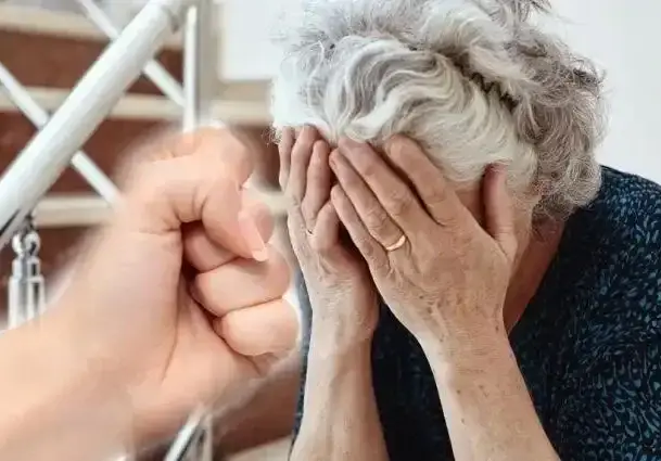 Била го изтощила: Мъж се задоволява сексуално със сляпата си майка до смърт, ето какво му се случи после