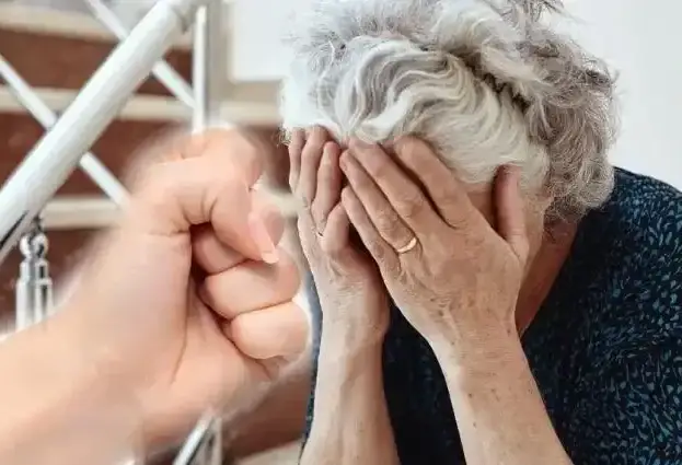 Била го изтощила: Мъж се задоволява сексуално със сляпата си майка до смърт, ето какво му се случи после