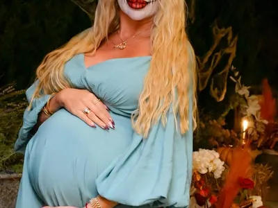 Шокиращо! Антония Петрова с тиква на бременния корем!