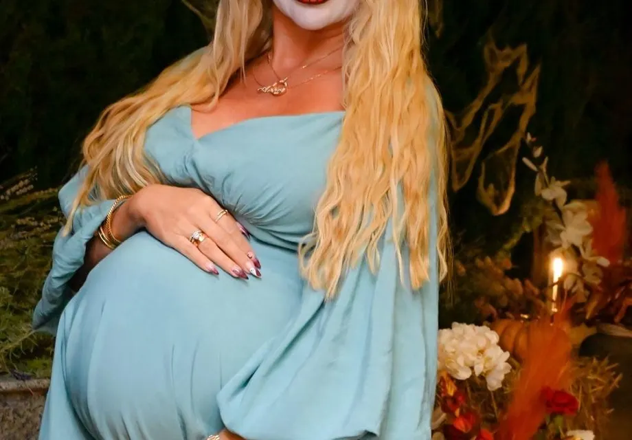 Шокиращо! Антония Петрова с тиква на бременния корем!