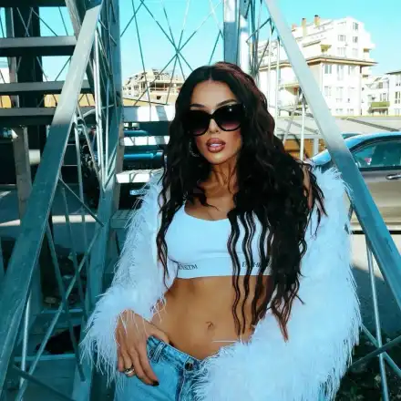 Скандал! Диона шокира с палто от дълги косми и сутиен!