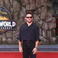 Джонатан Бейли - Най-сексапилният мъж на света за 2025 г.!