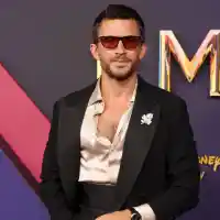 Джонатан Бейли - Най-сексапилният мъж на света за 2025 г.!