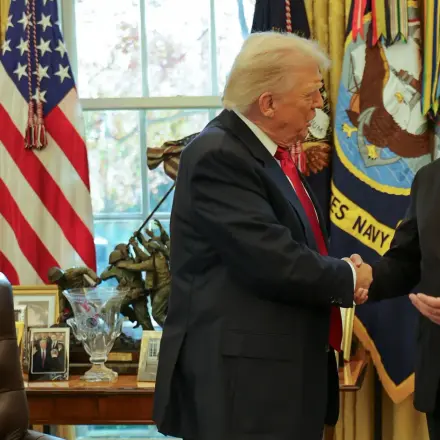 Доскоро санкциониран терорист, Ахмед аш Шараа влезе в Белия дом, макар и не през главния вход