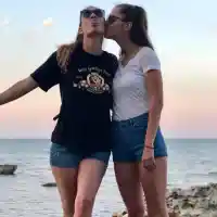 Скандал! Дъщерята на Инна Симеонова сгодена за жена?