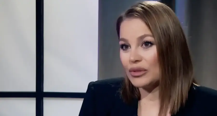 Деси разочарова на концерта на Галена с шокираща рокля!