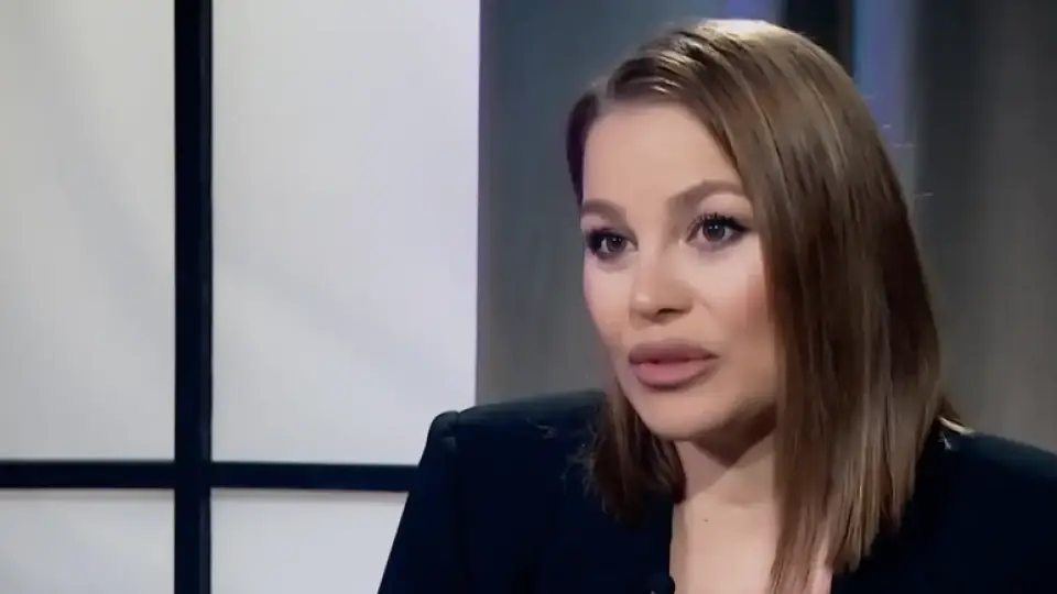 Деси разочарова на концерта на Галена с шокираща рокля!