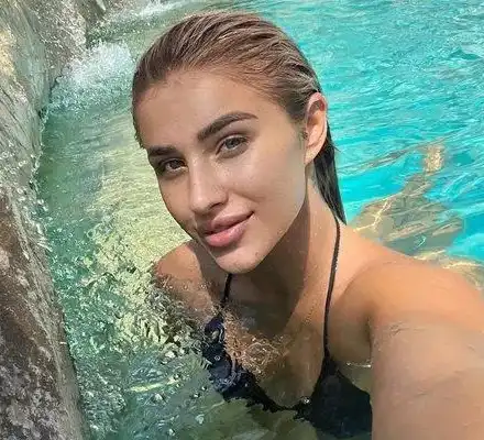 Елизабет от “Игрите” на басейн през ноември