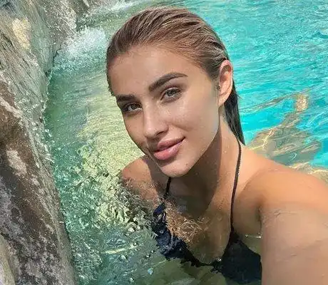 Елизабет от “Игрите” на басейн през ноември