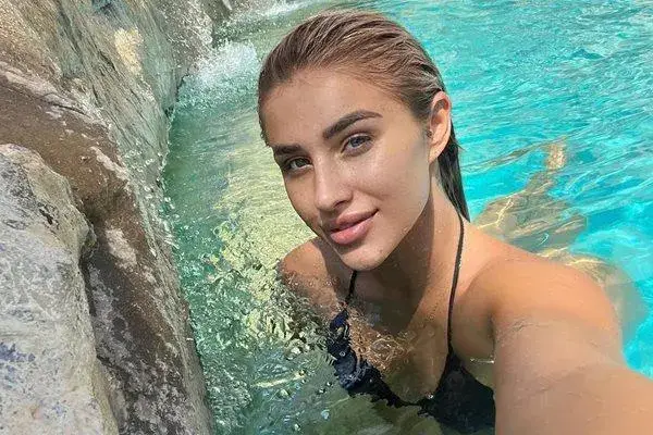 Елизабет от “Игрите” на басейн през ноември