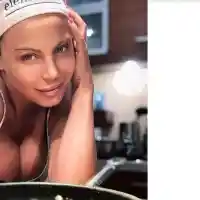 Филипинки чистят и готвят в дома на Камелия