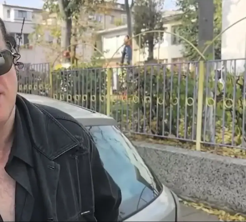 Шокираща фото бомба! Къдравия се появи пред полицията в Бургас!