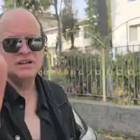 Шокираща фото бомба! Къдравия се появи пред полицията в Бургас!