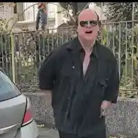 Шокираща фото бомба! Къдравия се появи пред полицията в Бургас!