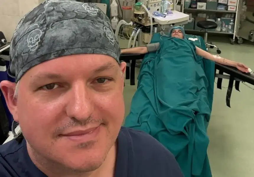 Шок! Лекар разпъна пациентка на кръст за реклама в София!