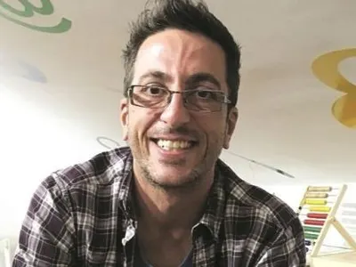 Гнусен психар! В телефона на Росен Белов има снимки на непълнолетни момчета. Нарочно ги е набутвал в колата си и после...