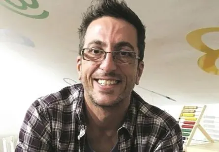 Гнусен психар! В телефона на Росен Белов има снимки на непълнолетни момчета. Нарочно ги е набутвал в колата си и после...