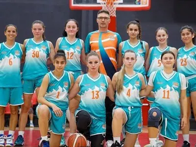 Шок! Плеймейтка Ива Няголова стана баскетболистка в Своге!