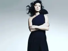 Жени Калканджиева се подмлади с бретон