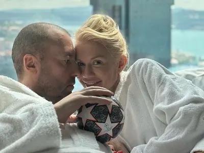 Какво му харесваш, ма, Марче: Нойзи на Мария Игнатова се появи къркан до козирката на мач в Лондон! (СНИМКИ)