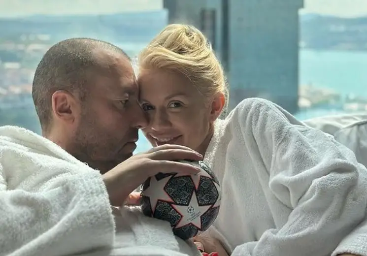 Какво му харесваш, ма, Марче: Нойзи на Мария Игнатова се появи къркан до козирката на мач в Лондон! (СНИМКИ)