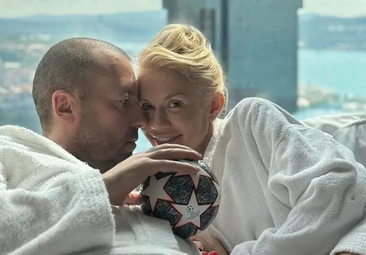 Какво му харесваш, ма, Марче: Нойзи на Мария Игнатова се появи къркан до козирката на мач в Лондон! (СНИМКИ)